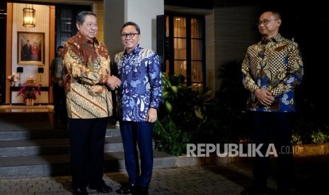 SBY Temui Zulkifli Hasan. Ketua Umum Partai Demokrat Susilo Bambang Yudhoyono (tengah) berjabat dengan Ketua Umum PAN Zulkifli Hasan di kediaman, Jakarta, Rabu (25/7) malam.