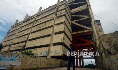 Warga melintasi bangunan shelter tsunami Labuan, Pandeglang, Banten, Sabtu (29/12).