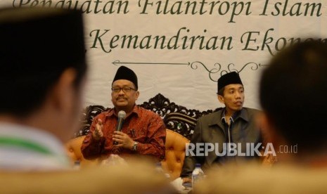 Ketua Pengurus Besar Nahdlatul Ulama (PBNU) Muhammad Sulton Fatoni (kanan)