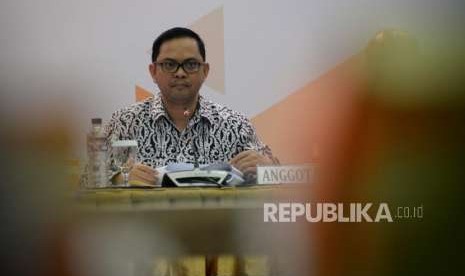 Anggota KPU, Viryan  dalam acara rapat pleno terbuka  Rekapitulasi Daftar Pemilih Tetap untuk pemilu 2019 di  Kantor KPU, Jakarta, Rabu (9/5).