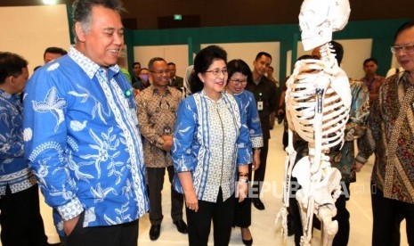 Menteri Kesehatan Nila F Moeloek (kanan) bersama Sekjen Kemenkes Untung Suseno Sutarjo (kiri) meninjau alat kesehatan saat pembukaan acara Pameran Pembangunan Kesehatan dan Teknologi Alat Kesehatan Dalam Negeri 2017 di JIEXPO Kemayoran, Jakarta, Kamis (9/10).