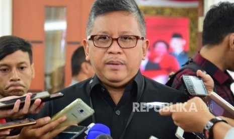 Sekertaris Jenderal  PDIP, Hasto Kristiyanto (tengah) 