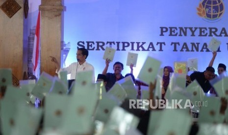 President Joko Widodo hands over land certificate to Blitar residents, Blitar, East Java, Thursday (Jan 3).