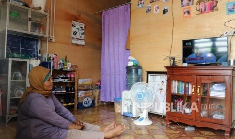 Aceh Jadi Acuan Migrasi Siaran Televisi Analog ke Digital. Warga menonton televisi di Sheter Kampung Akuarium, Penjaringan, Jakarta Utara, Jumat, (6/4).