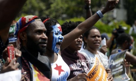 Sejumlah massa yang tergabung dalam Mahasiswa Papua Anti Rasisme, Kapitalisme, Kolonialisme dan Militerisme menggelar unjuk rasa di Jalan Merdeka Utara, Jakarta, Kamis (22/8).