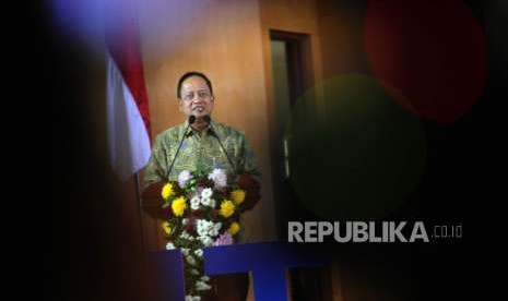 Menteri Riset Teknologi dan Pendidikan Tinggi (Menristekdikti) Mohammad Nasir memberikan sambutan saat menghadiri acara memperingati Dies Natalis ke-34 Universitas Terbuka di Kampung Universitas Terbuka, Tangerang Selatan, Banten, Selasa (4/9).