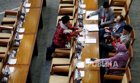 Sejumlah Anggota DPR dengan menggunakan syal Palestina sebelum mengikuti rapat Paripurna. Waka Dewan Pers bantah sebut presenter TV One pakai syal Palestina langgar kode etik.