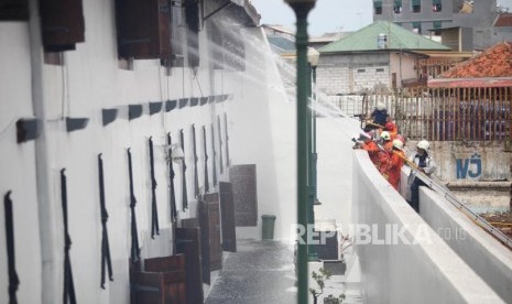 Petugas pemadam kebakaran berusaha memadamkan api yang membakar Museum Bahari di Penjaringan, Jakarta, Selasa (16/1).