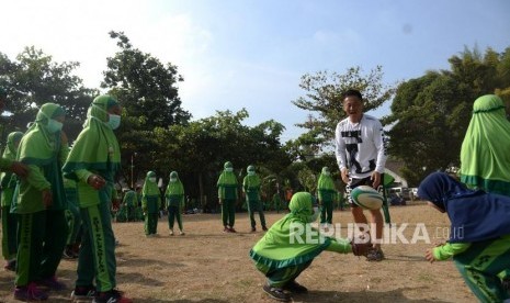 Pengenalan Olahraga Rugby. Siswa SDIT Salsabila Klaseman mengikuti penganalan olahraga Rugby bersama tim Rugby DIY di lapangan Ganjuran, Sleman,  Yogyakarta, Selasa (13/8/2019).