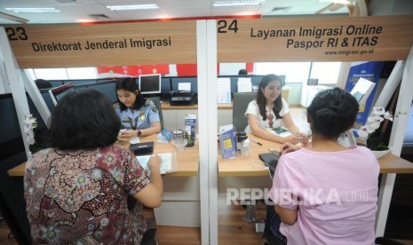 Nyaman. Sejumlah Warga DKI mengunjungi Mal Pelayanan Publik di Rasuna Sahid, Jakarta,Senin (30/10).