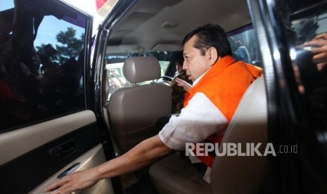 Tersangka kasus korupsi KTP Elektronik Setya Novanto didalam mobil seusai menjalani pemeriksaan di gedung KPK, Jakarta, Jumat (24/11).