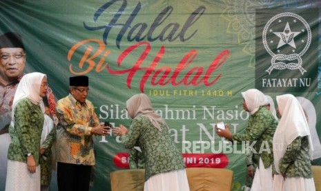 Ketua Umum PBNU KH Said Aqil Sirodj (kedua kiri) bersama Ketua Umum Fatayat NU Anggia Ermarini (kiri) saat menghadiri acara Halal Bi Halal dan Silaturahim Nasional Fatayat NU di Masjid Agung Sunda Kelapa, Jakarta, Selasa (25/6).