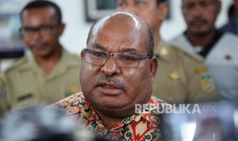 Gubernur Papua Lukas Enembe memberikan keterangan kepada media di Bandara Sentani, Jayapura, Papua, Rabu (15/11).