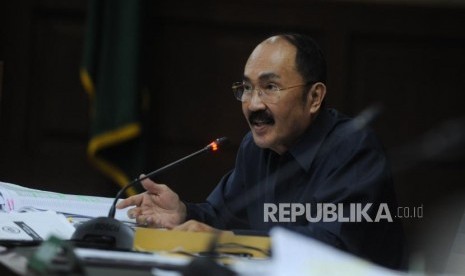 Terdakwa dugaan merintangi penyidikan korupsi e-KTP, Fredrich Yunadi memberikan pertanyaan terhadap saksi saat sidang lanjutan di Pengadilan Tipikor, Jakarta, Kamis (26/4).