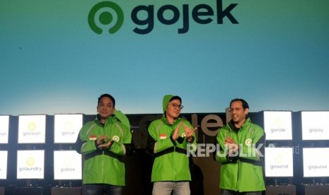 Founder dan CEO Gojek Grup Nadiem Makarim (kanan), Co-Founder Gojek Kevin Aluwi (tengah), dan Presiden Gojek Grup Andre Soelistyo (kiri) saat peresmian logo baru Gojek di Jakarta, Senin (22/7).