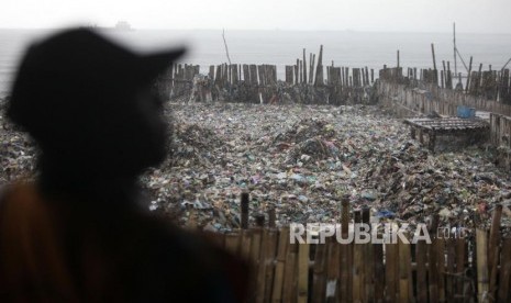 Kondisi sampah yang menumpuk di Muara Angke, Jakarta, Sabtu (17/3).