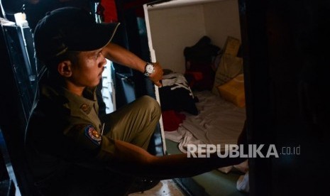 Satuan Polisi Pamong Praja (Satpol PP) melakukan pengecekan ke bagian dalam bangunan indekos ala sleepbox di Jalan Rawa Selatan V, Johar Baru, Jakarta Pusat, Selasa (3/9/2019).