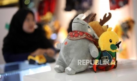 Suvenir maskot Asian Games 2018 terpajang di Mall FX Senayan, Jakarta, Selasa (30/1).