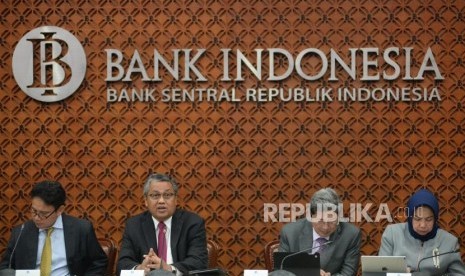 Gubernur Bank Indonesia Perry Warjiyo menyampaikan konferensi pers hasil Rapat Dewan Gubernur di kantor Bank Indonesia, Jakarta, Kamis (16/5).