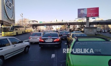 Peneliti Ungkap Kelemahan Iran. Foto: Macet. Arus lalu-lintas kendaraan di pusat Kota Teheran, Iran kerap mengalami kemacetan pada jam-jam sibuk. Kemacetan lalu-lintas kendaraan utamanya terjadi mulai pukul 10.00 hingga pukul 21.00 waktu setempat. 