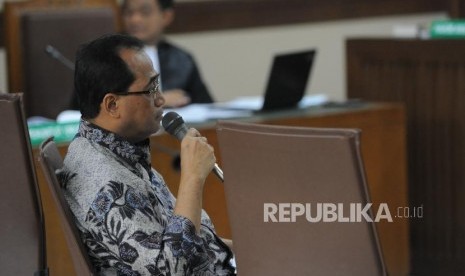 Menteri Perhubungan Budi Karya Sumadi  menyampaikan keterangan saat menjadi saksi dalam sidang lanjutan kasus suap proyek pada Kementerian Perhubungan dengan terdakwa mantan Dirjen Hubla Antonius Tonny Budiono  di Pengadilan Tipikor, Jakarta, Rabu (28/3).