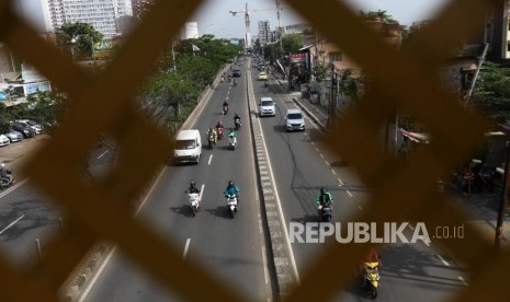 Sejumlah kendaraan motor melintas di jalur cepat Jalan Margonda, Depok, Jawa Barat, Jumat (2/2).