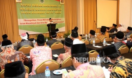 Ketua Majelis Ulama Indonesia (MUI) Maaruf Amin memberikan paparannya saat membuka Rapat Kerja Nasional (Rakernas) III Majelis Ulama Indonesia Masa Khidmat 2015-2020 di Bogor, Jawa Barat, Selasa (28/11).