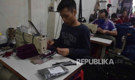 Pelaku usaha konveksi rumahan menjahit baju  di kawasan Tambora, Jakarta Barat, Rabu (23/5).