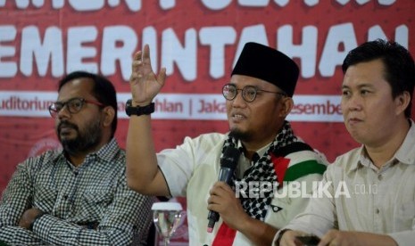 Ketua Umum PP Pemuda Muhammadiyah Dahnil Anzar Simanjuntak (tengah) bersama Aktifis HAM dan Anti Korupsi Haris Azhar (kiri) dan Wakil Koordinator ICW Ade Irawan menjadi pembicara dalam diskusi berseri Madrasah Anti Korupsi 