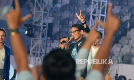 Pengusaha yang juga calon wakil presiden nomor urut 02 Sandiaga Uno menyampaikan pidatonya pada acara Indonesia Young Entrepreneur Summit (YES) 2019 di Istora Senayan, Jakarta, Rabu (10/4).