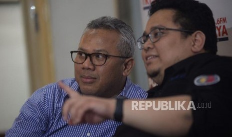 Ketua KPU Arief Budiman berbincang dengan Anggota Bawaslu Rahmat Bagja 