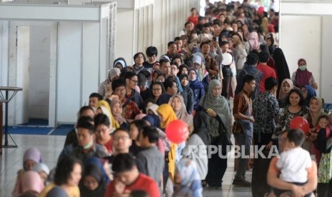 Berburu Obral Buku. Pengunjung memilih buku saat gelaran Big Bad Wolf Jogja 2019 di Jogja Expo Center, Yogyakarta, Kamis (1/8/2019).