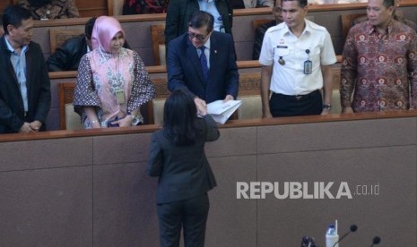 Menkumham Yasonna Laoly menerima laporan pandangan Komisi III DPR dari Wakil Ketua Komisi III DPR Irma Suryani Ranik  saat Rapat Paripurna di Kompleks Parlemen Senayan, Jakarta, Selasa (24/9).