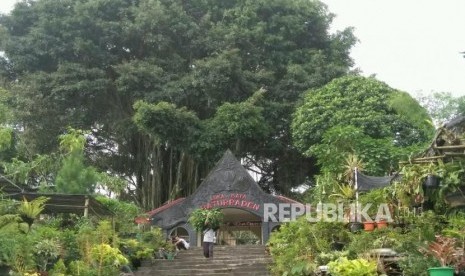 Objek Wisata di Banyumas Segera Dibuka Bertahap. Suasana pedagang kaki lima yang menjajakan dagangannya di sekitaran Lokawisata Baturraden di Kecamatan Baturraden, Kabupaten Banyumas, Jawa Tengah. Rabu (23/12).