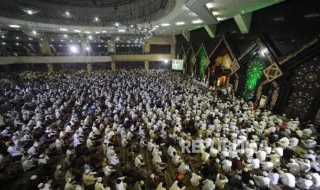 Dzikir Nasional 2017. Ribuan Jamaah mengikuti Szikir Nasional di Masjid At-tin, Jakarta, Ahad(31/12).