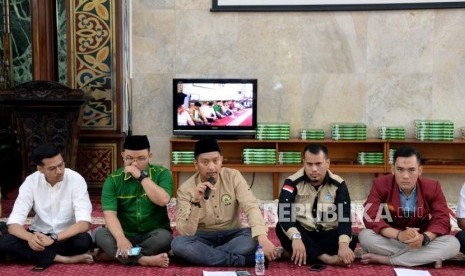 Plt Sekjen PP Dewan Masjid Indonesai (DMI) Arief Rosyid bersama pimpinan organisasi pemuda islam memberikan pernyataan sikap terkait peristiwa teror penembakan brutal Selandia Baru di Masjid Sunda Kelapa, Jakarta, Ahad (17/3).