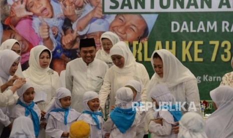 Ketua Umum PP Muslimat Nahdlatul Ulama Khofifah Indar Parawansa didampingi  Ketua Panitia Harlah ke-73 Muslimat NU Yenny Wahid saat menghadiri acara doa bersama dan santunan anak yatim di Gelora Bung Karno, Jakarta, Sabtu (26/1).