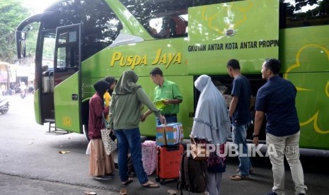 Pemudik Moda Bus Naik. Pemudik menggunakan moda bus menunggu keberangkatan di Terminal Jombor, Sleman, DIY, Kamis (23/5/2019).