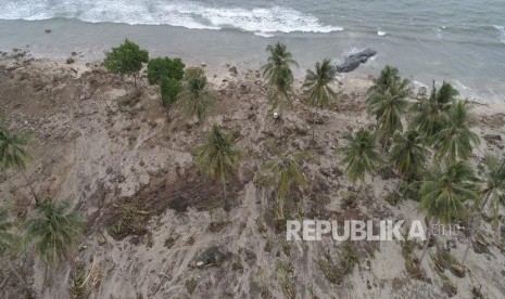 Suasana dampak kerusakan pasca bencana Tsunami di Kawasan Tanjung Lesung, Banten, Selasa (25/12).