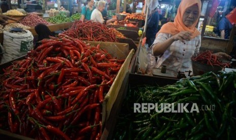 Pedagang cabai melayani pembeli di Pasar Senen, Jakarta, Senin (8/7).