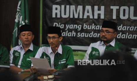 Ketua GP Ansor, Yaqut Cholil Qoumas (kanan)  bersama Sekjen GP Ansor, Abdul Rochman (tengah )  memberikan keterangan kepada media terkait pembakaran bendera HTI di DPP GP Ansor, Jakarta, Rabu (24/10).