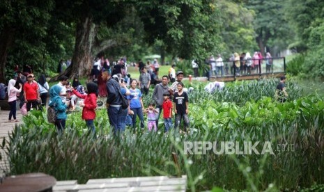 Warga berwisata ke Kebun Raya Bogor. (ilustrasi)