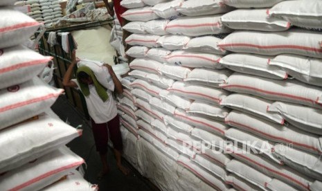 Stok Beras Nasional. Pekerja memindahkan beras di Pasar Induk Beras Cipinang, Jakarta.