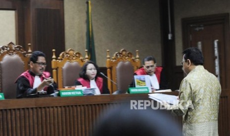 Terdakwa kasus korupsi KTP Elektronik Setya Novanto  memberikan bukti pengembalian uang ke KPK dalam sidang lanjutan di Pengadilan Tipikor, Jakarta, Kamis (22/3).