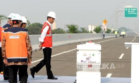 Inauguration of Becakayu Toll Road. President Joko Widodo (center) along with ministers and regional heads inaugurated the use of Bekasi-Cawang-Kampung Melayu Toll Road (Becakayu) in Bekasi, West Java, Friday (Nov 3).