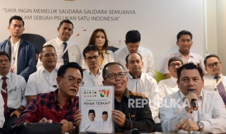 Ketua Tim Kuasa Hukum Calon Presiden dan Wakil Presiden Nomor Urut 01 Joko Widodo-Ma'ruf Amin, Yusril Ihza Mahendra (kiri) bersama Wakil Ketua TKN Asrul Sani (tengah) dan Direktur Hukum dan Advokasi TKN Ade Irfan Pulungan (kanan) memberikan keterangan saat konferensi pers di Jakarta, Senin (17/6).