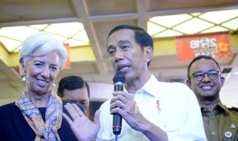 Bahas Rencana Pertemuan IMF.  Direktur Pelaksana Dana Moneter Internasional (IMF) Christine Lagarde (kiri) bersama Presiden Joko Widodo mengunjungi Pasar Tanah Abang, Jakarta, Senin (26/2).