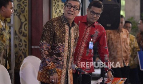 Menteri Hukum dan HAM Yasonna Laoly bersiap memberikan keterangan pers di Jakarta, Jumat (20/9).