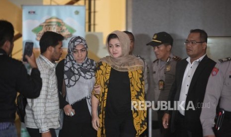 Istri Ketua DPR Setya Novanto, Deisti Astriani Tagor (tengah) berjalan seusai menjalani pemeriksaan di Gedung KPK, Jakarta, Senin (20/11).