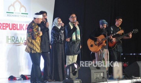 Ustadz Erick Yusuf (kiri) bersama Grup Nasyid IHAQI membawakan lagu saat memeriahkan Anugerah Syariah Republika (ASR) 2017 di Jakarta, Rabu (6/12) malam.